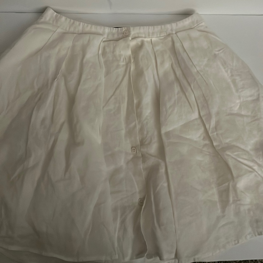 Theory white pleated skirt size 2. Great condition. Perfect for summer.